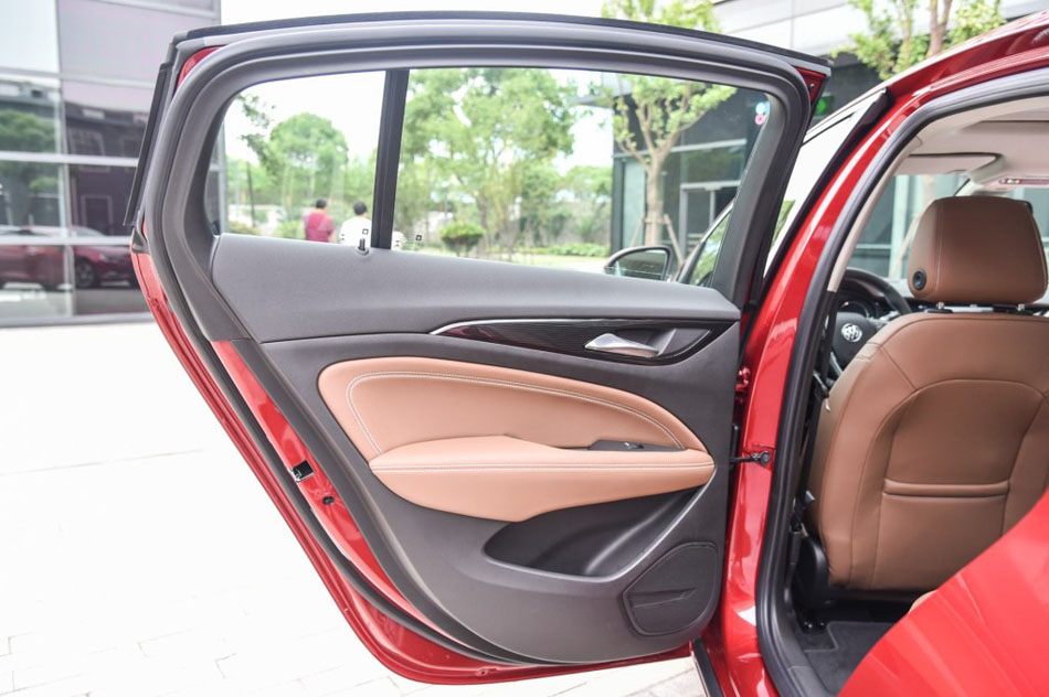 2017款 28T 尊贵型 座椅空间