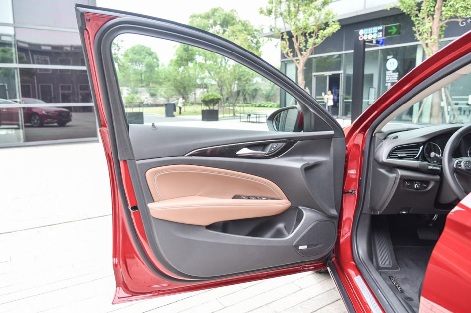 2017款 28T 尊贵型 座椅空间