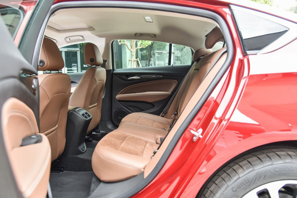 2017款 28T 尊贵型 座椅空间
