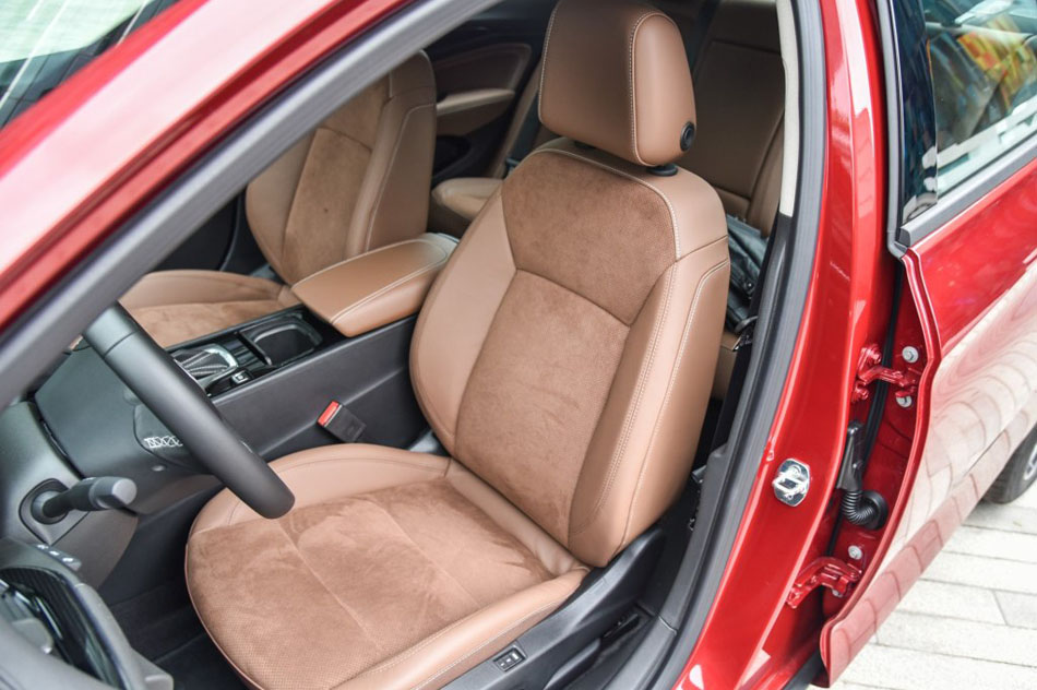 2017款 28T 尊贵型 座椅空间