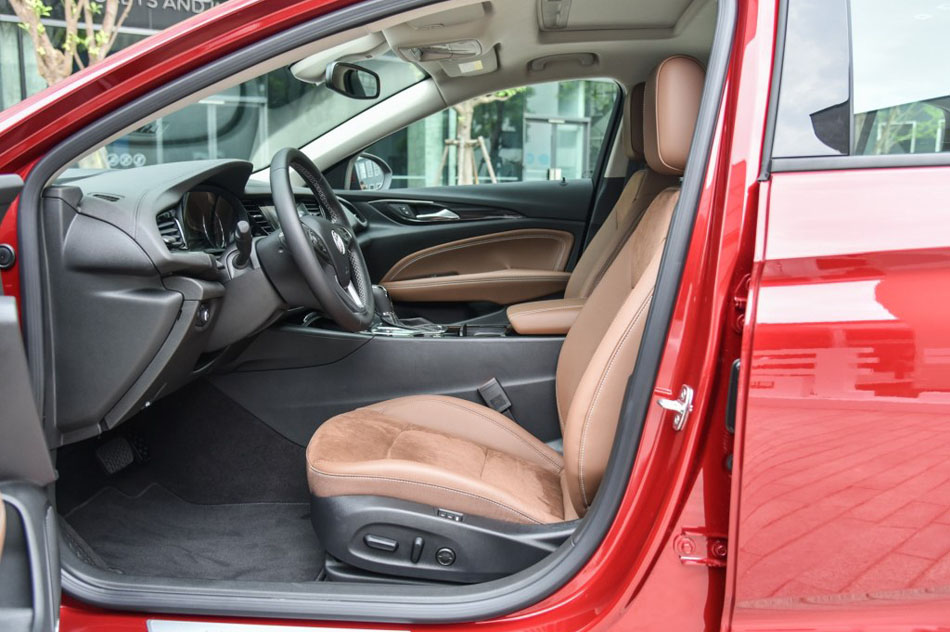 2017款 28T 尊贵型 座椅空间