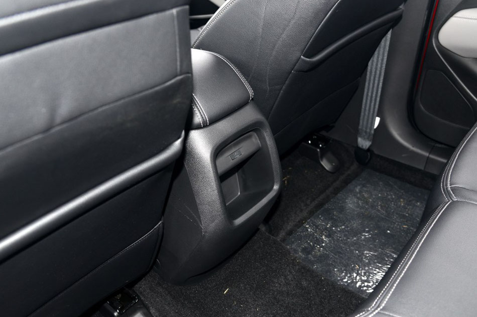 2017款 1.5L 手动时尚型 座椅空间