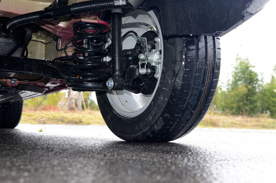 2017款 1.5L 手动时尚型 引擎底盘