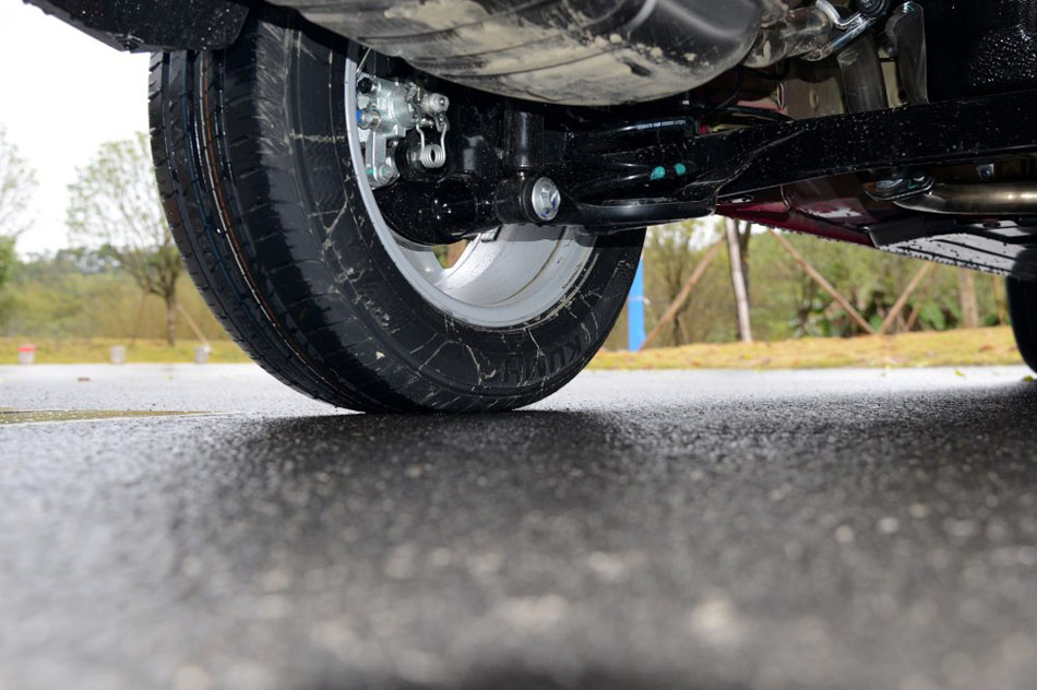 2017款 1.5L 手动时尚型 引擎底盘