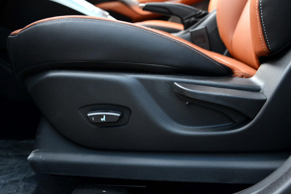 2019款 1.5L 自动优享型 座椅空间