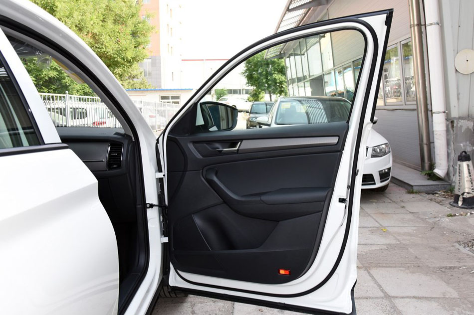 2017款 TSI330 5座两驱舒适版 座椅空间