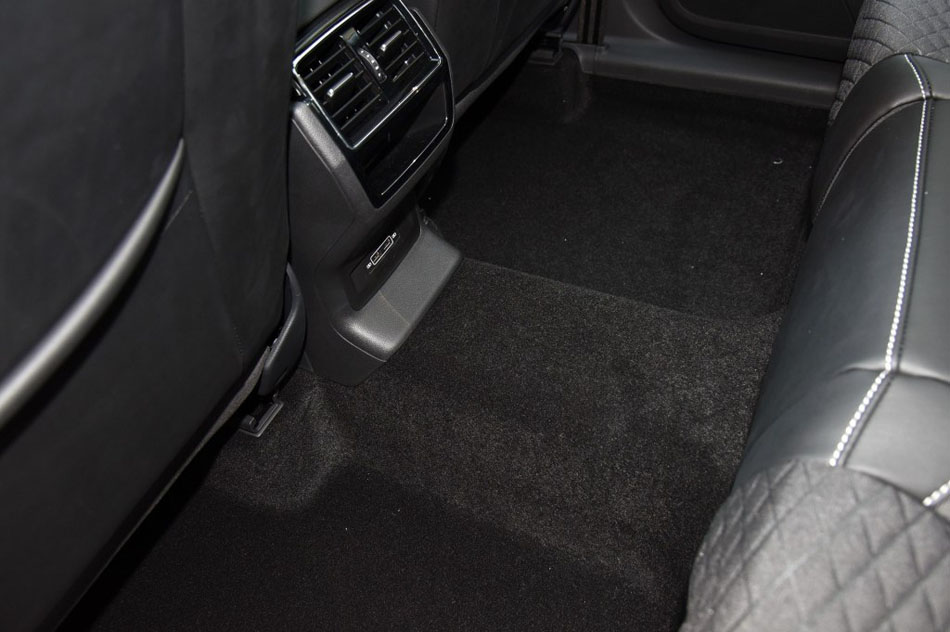 2017款 TSI330 5座两驱舒适版 座椅空间