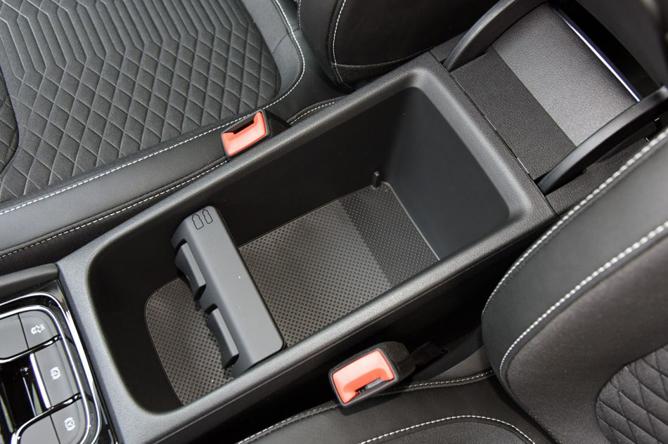 2017款 TSI330 5座两驱舒适版 座椅空间