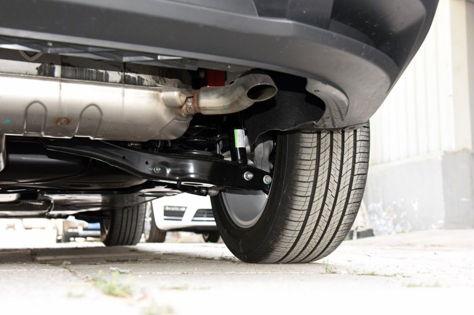 2017款 TSI330 5座两驱舒适版 引擎地盘