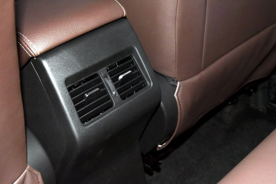 2017款 1.3T 手动尊贵型 座椅空间