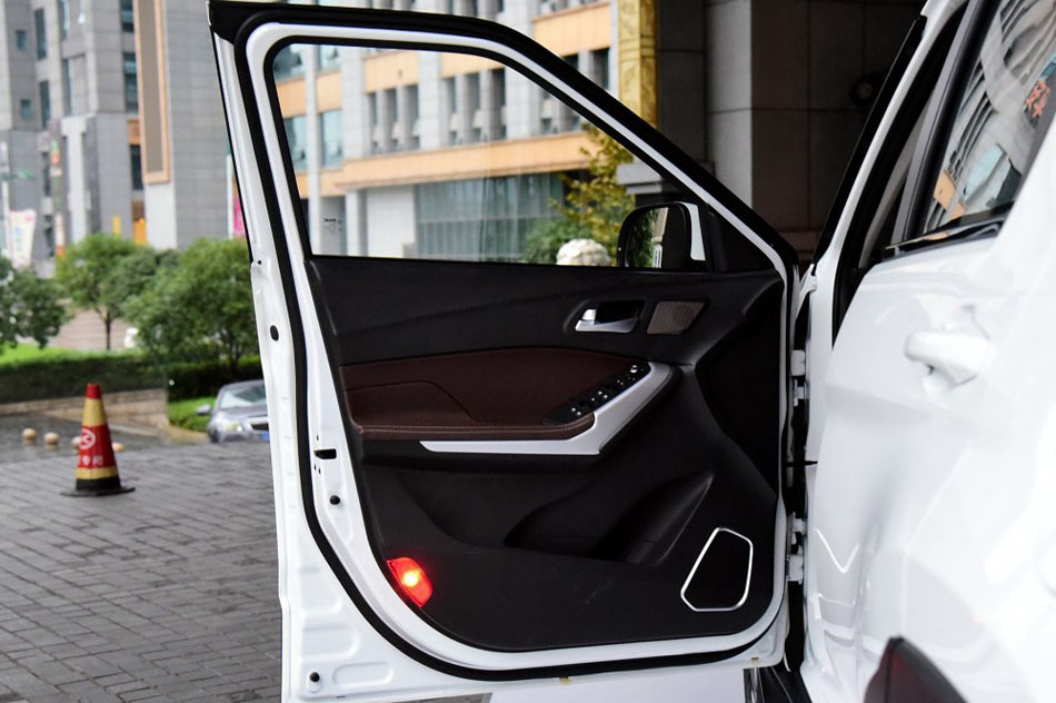 2017款 1.3T 手动尊贵型 座椅空间