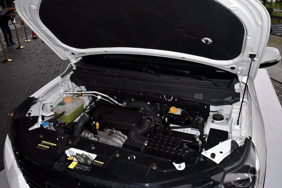 2017款 1.3T 手动尊贵型 引擎底盘