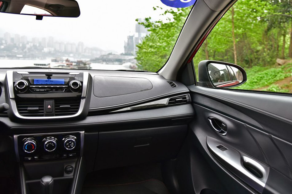 2017款 1.5G CVT炫动天窗版 内饰