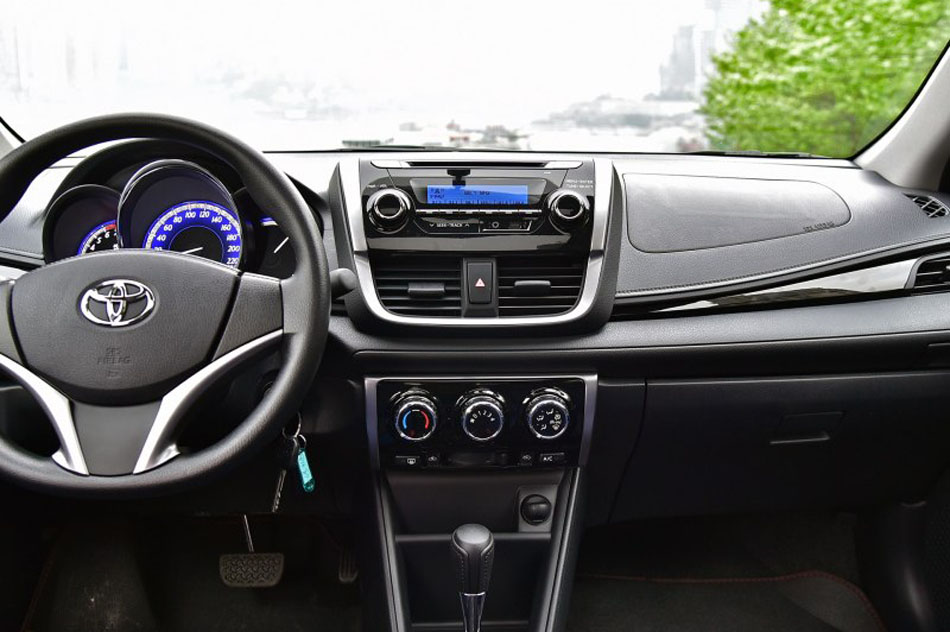 2017款 1.5G CVT炫动天窗版 内饰