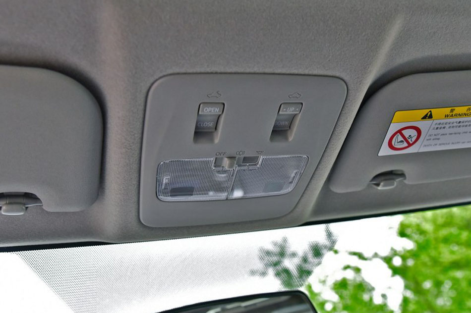 2017款 1.5G CVT炫动天窗版 座椅空间