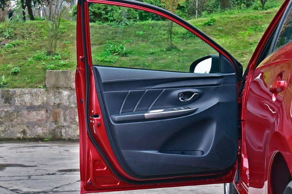 2017款 1.5G CVT炫动天窗版 座椅空间