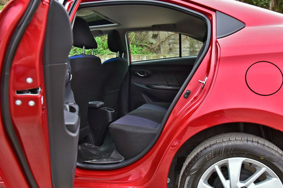 2017款 1.5G CVT炫动天窗版 座椅空间