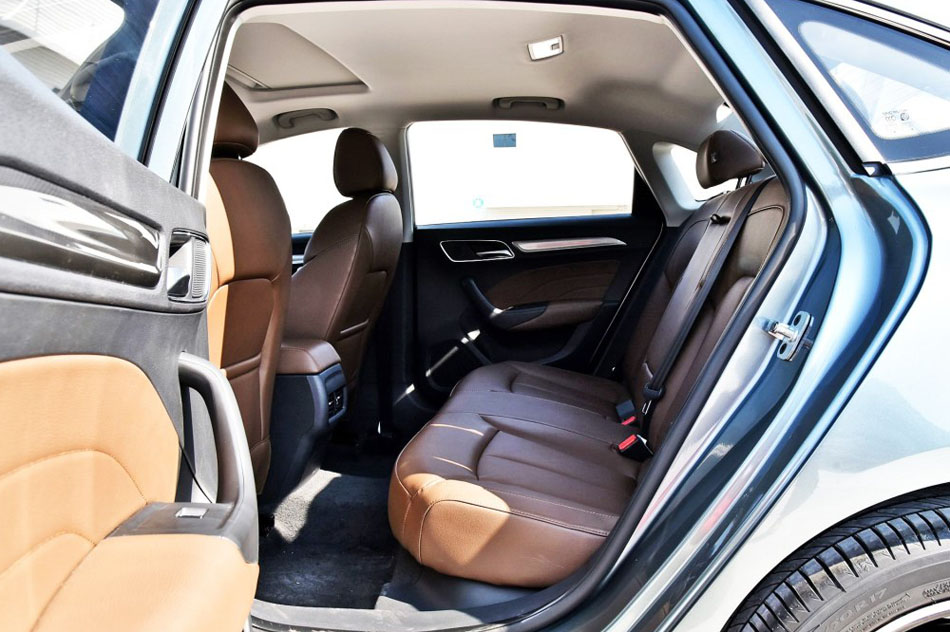 2017款 20T 自动互联网智臻版 座椅空间