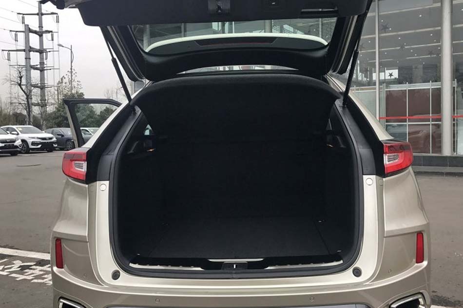 2017款 370TURBO 四驱尊耀版 座椅空间