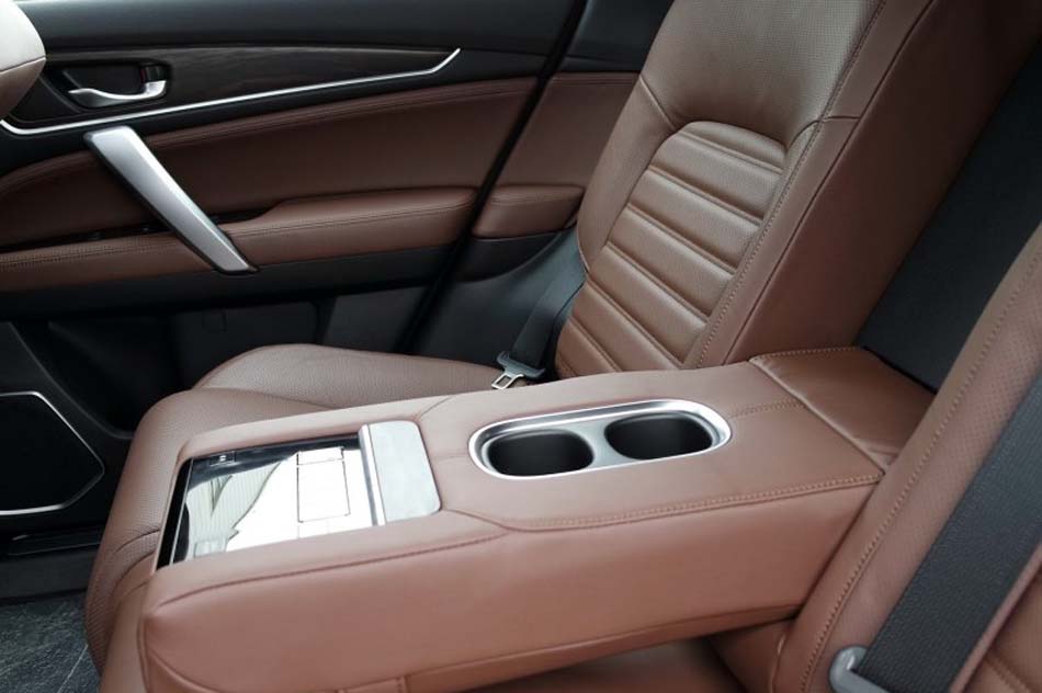 2017款 370TURBO 四驱尊耀版 座椅空间