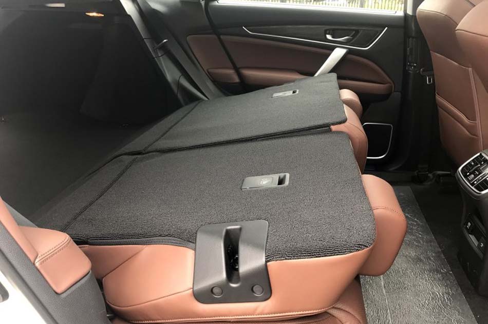 2017款 370TURBO 四驱尊耀版 座椅空间
