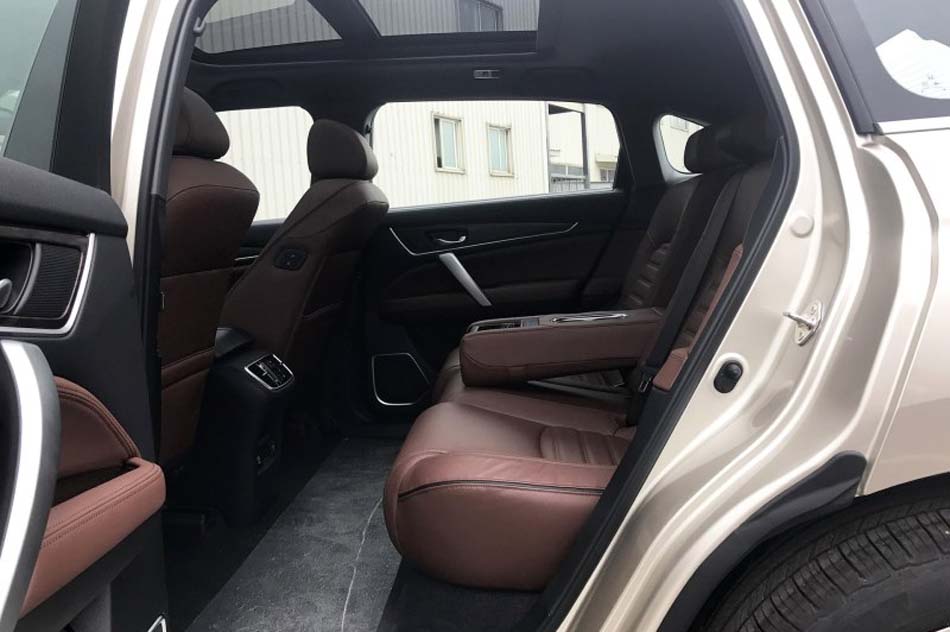 2017款 370TURBO 四驱尊耀版 座椅空间