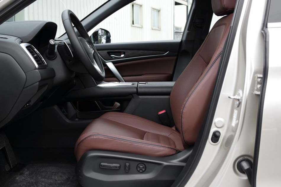 2017款 370TURBO 四驱尊耀版 座椅空间