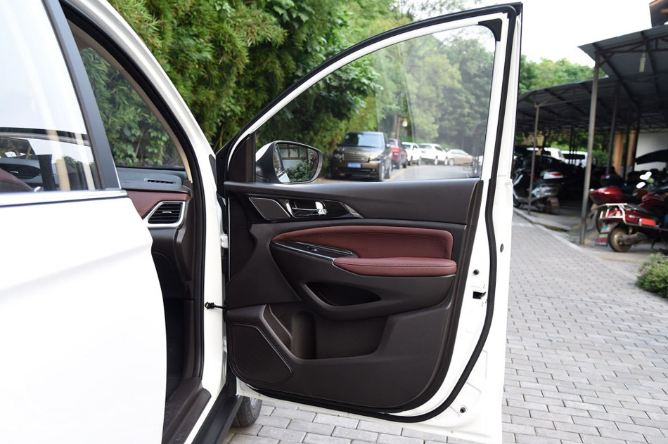 2017款 1.6L 手动精英型 座椅空间