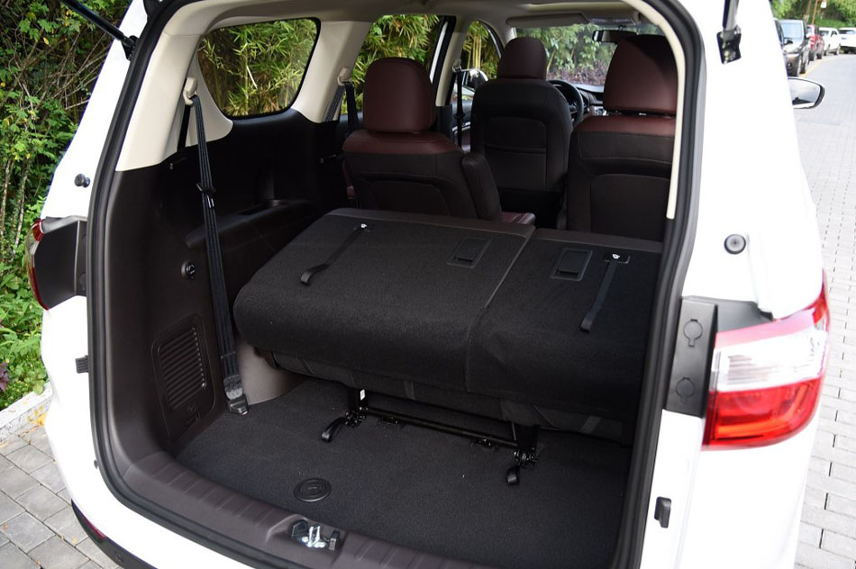 2017款 1.6L 手动精英型 座椅空间