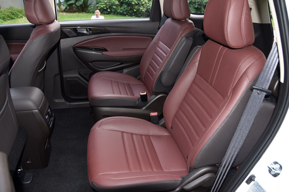 2017款 1.6L 手动精英型 座椅空间