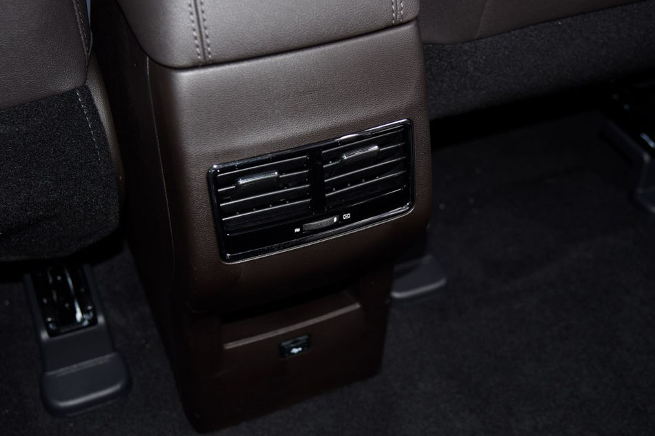 2017款 1.6L 手动精英型 座椅空间