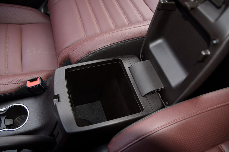 2017款 1.6L 手动精英型 座椅空间