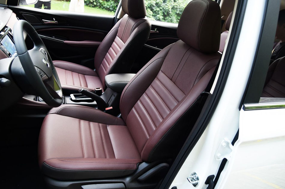 2017款 1.6L 手动精英型 座椅空间