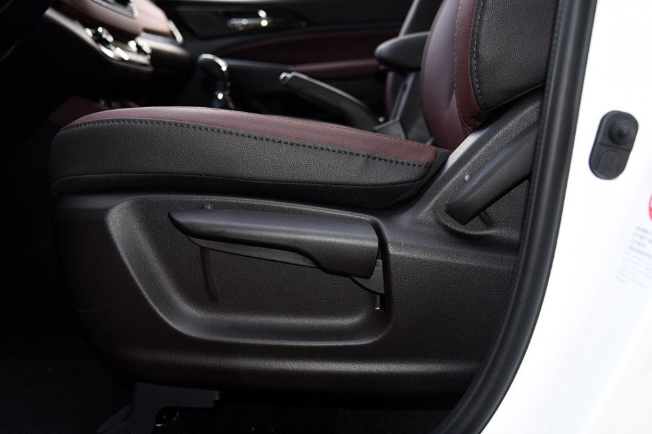 2017款 1.6L 手动精英型 座椅空间