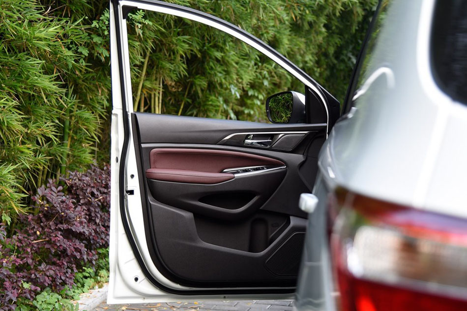 2017款 1.6L 手动精英型 座椅空间