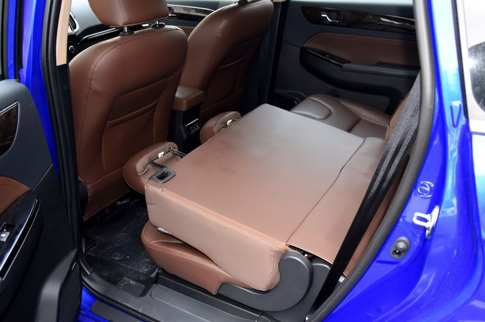 2017款 2.0L 手动舒适型 座椅空间