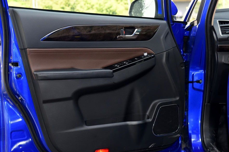 2017款 2.0L 手动舒适型 座椅空间