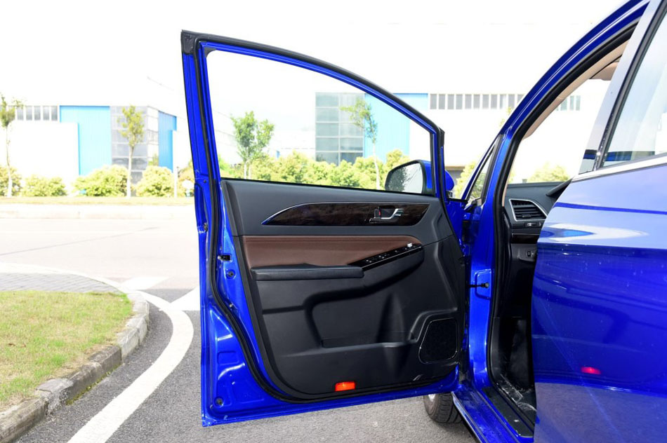 2017款 2.0L 手动舒适型 座椅空间