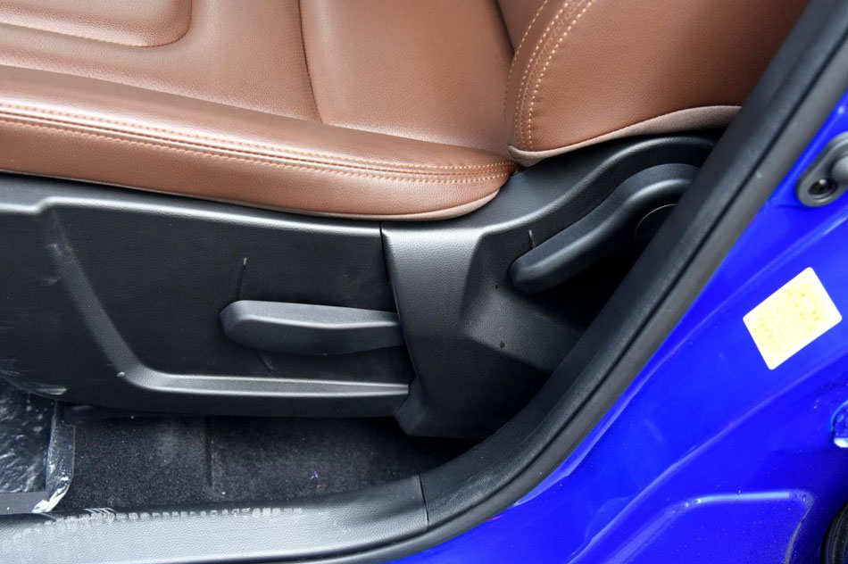 2017款 2.0L 手动舒适型 座椅空间