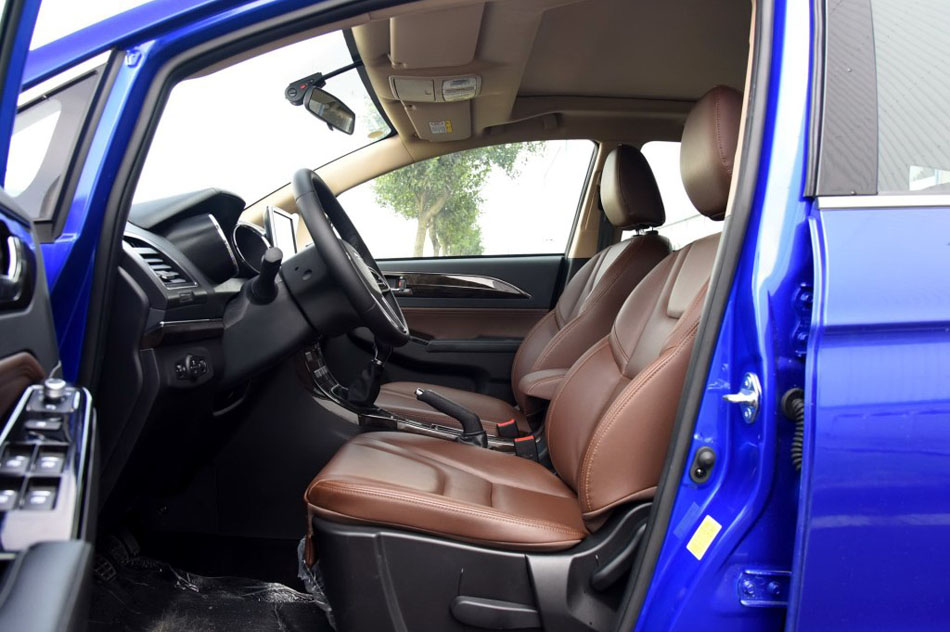 2017款 2.0L 手动舒适型 座椅空间