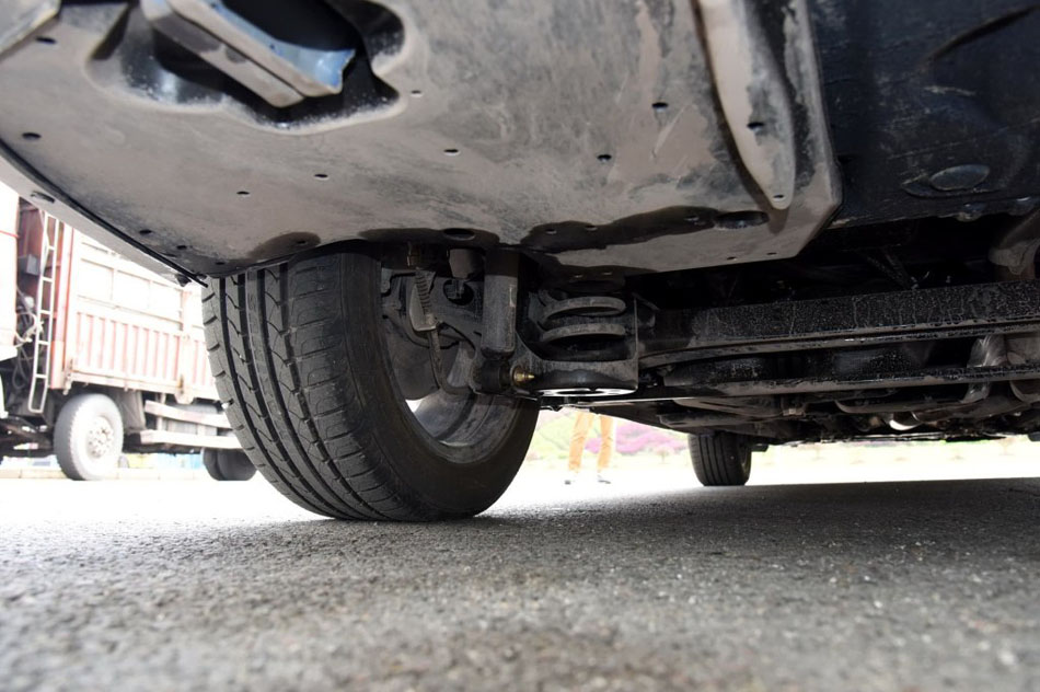 2017款 2.0L 手动舒适型 引擎地盘