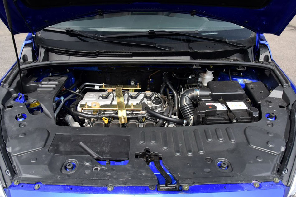 2017款 2.0L 手动舒适型 引擎地盘