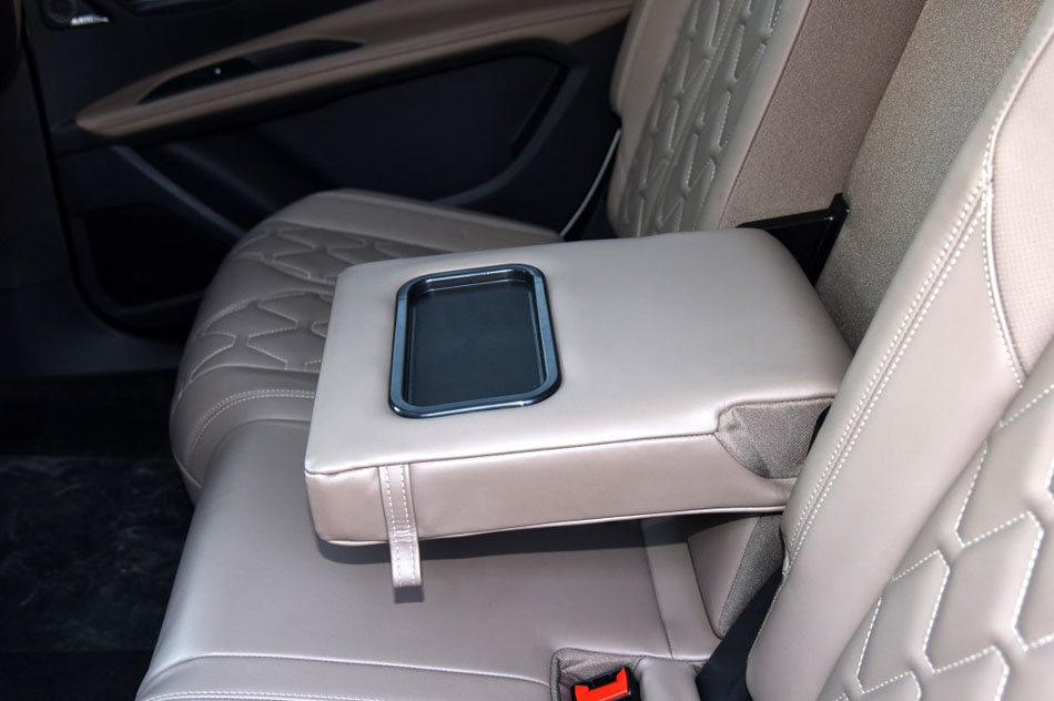 2017款 380THP 7座豪华GT版 座椅空间