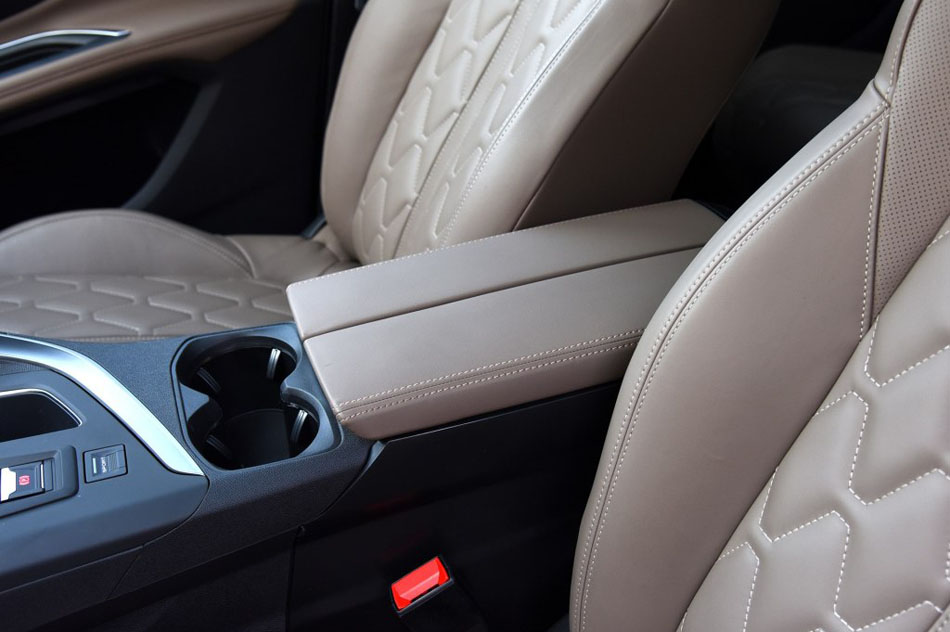 2017款 380THP 7座豪华GT版 座椅空间