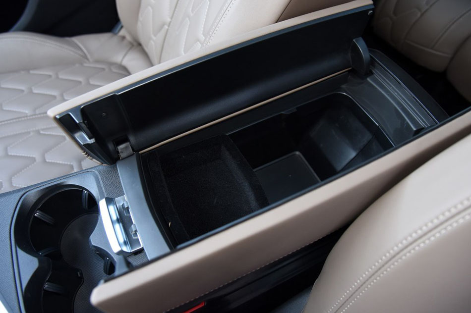 2017款 380THP 7座豪华GT版 座椅空间