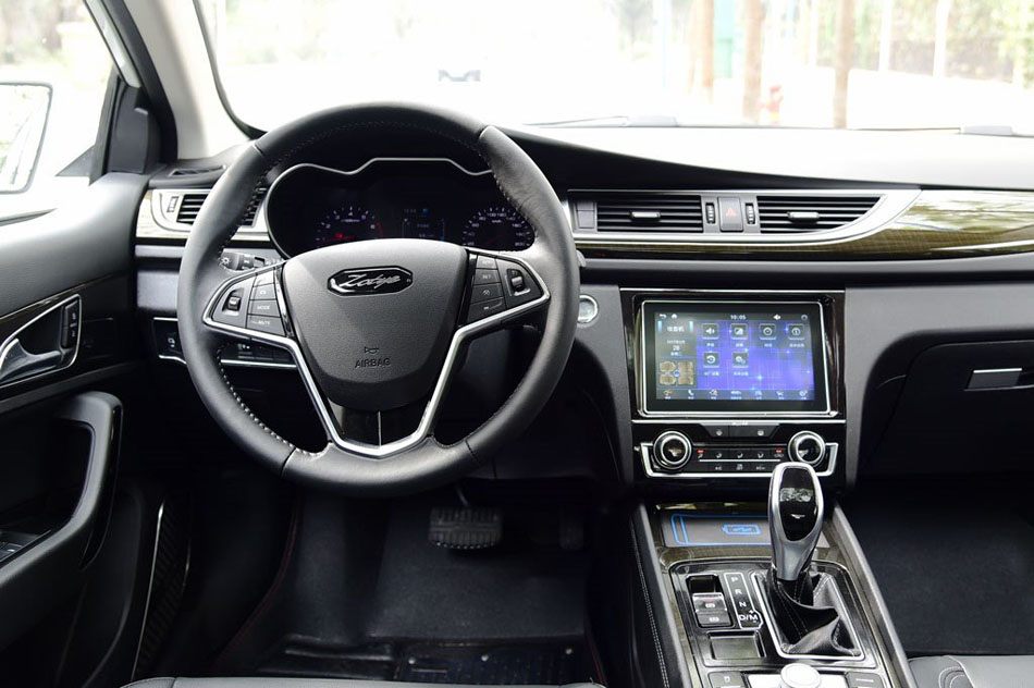 2017款 1.5T CVT尊贵型 内饰