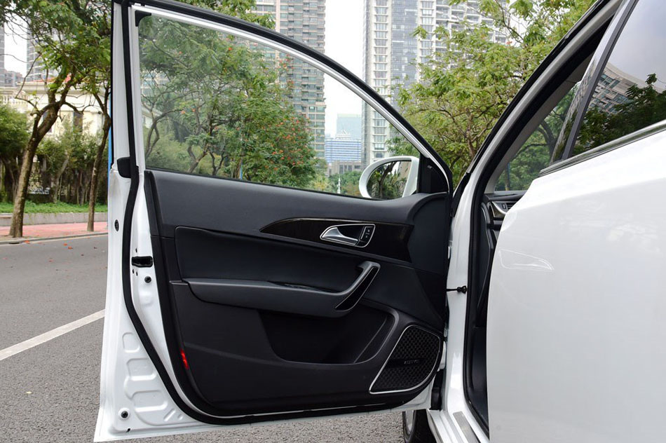 2017款 1.5T CVT尊贵型 座椅空间