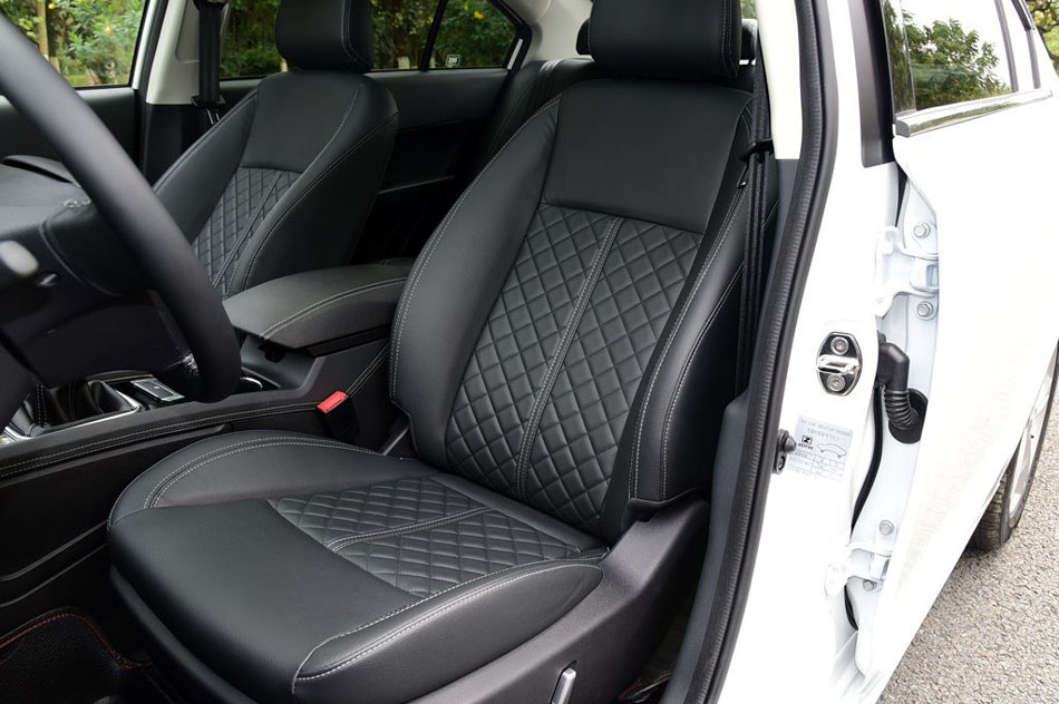 2017款 1.5T CVT尊贵型 座椅空间