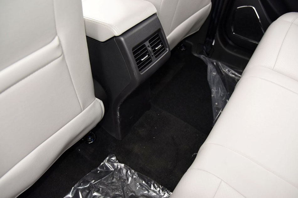 2017款 1.3T 手动豪华型 座椅空间