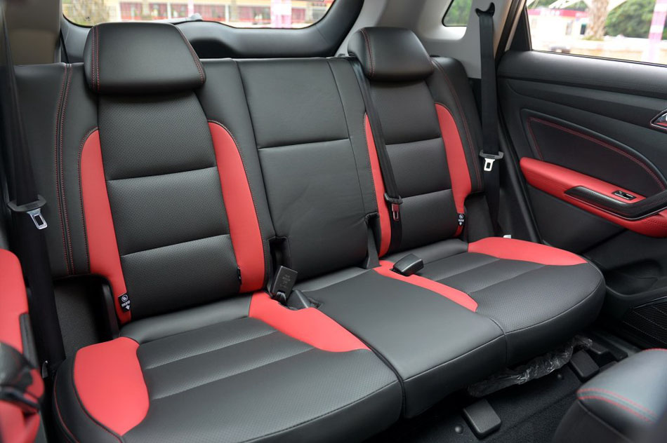 2017款 1.5L CVT尊贵型 座椅空间